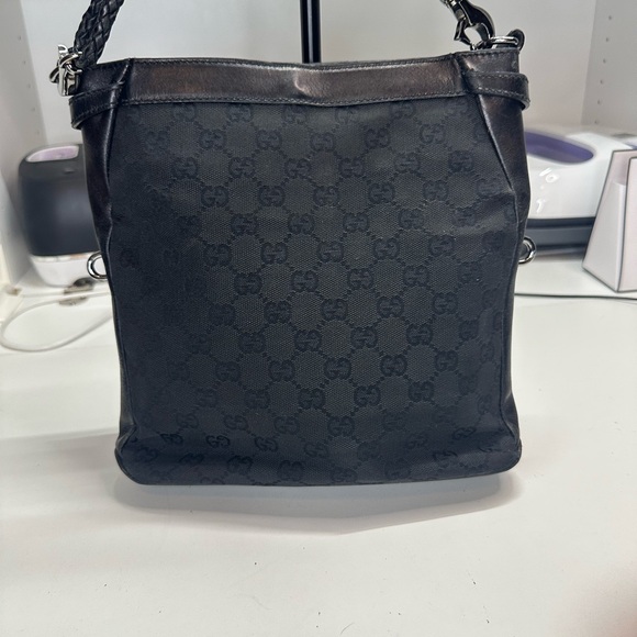 Gucci Black Crossbody Bag with Adjustable Strap and Minimalist Design - Picture 6 of 13